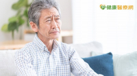 50歲後手抖、動作變慢？藥師解析帕金森氏症症狀、5類常用藥與副作用