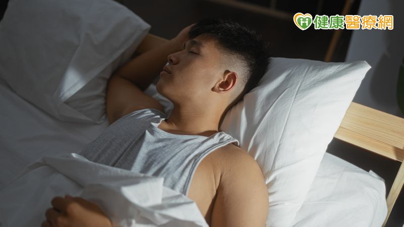 專家解析「睡衣選擇」為何影響睡眠品質　溫度也與男性生殖健康有關