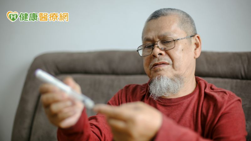 在患有良性攝護腺肥大之男性中，相較於使用 tamsulosin 者，接受 5α-reductase inhibitors 治療者罹患新發第二型糖尿病的風險似乎較高；然而，使用 dutasteride 與 finasteride 之間並無顯著差異。對於開始使用此類藥物的男性，特別是已有其他第二型糖尿病危險因子的患者，或需進行額外監測。