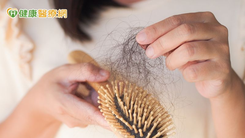 梳頭驚見滿地掉髮？醫教你辨別異常落髮與治療重點