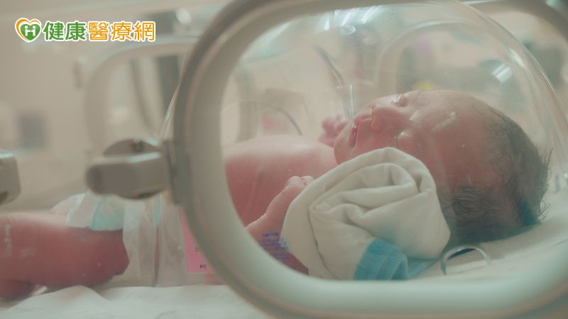 產婦凝血異常自然分娩　新生兒「胎便吸入」搶救重症成功
