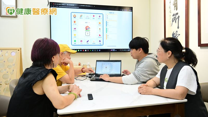 亞大醫院長照系與民間機構合作，將自行開發「遊戲治療」結合「科技互動」方案帶進社區。
