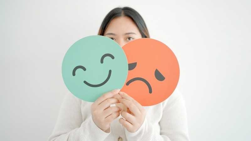 更年期後情緒起伏加劇，未必只是「心情問題」。醫師提醒，腦部血流變化、荷爾蒙波動，加上角色轉換與生活重心改變，都可能讓女性成為憂鬱高風險族群。若曾有經前症候群或產後憂鬱經驗，更需提高警覺。當出現提不起勁、失去興趣、生活功能下降等變化時，應及早關注與就醫評估，避免憂鬱悄悄加重。（圖片來源：shutterstock）
