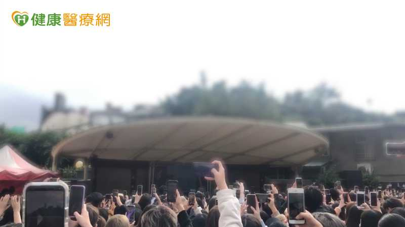 演唱會突遭雷射照腿！女星未受傷　皮膚科醫談舞台光源安全須知