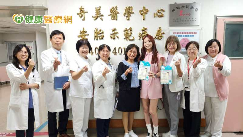 奇美醫療財團法人奇美醫院與財團法人台灣早產兒基金會於母親節前夕，共同舉辦「溫柔環抱夢，安心伴成長」關懷活動。
