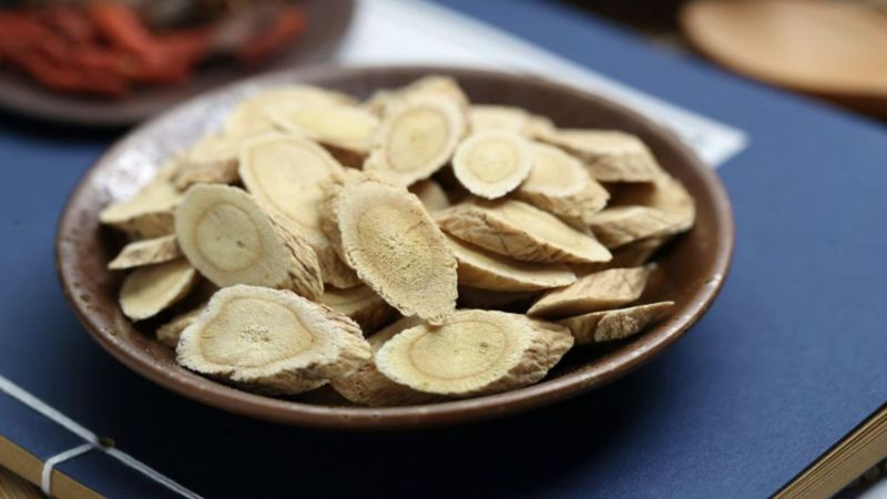 示意圖／牛蒡每100公克含近7公克膳食纖維，其皂素特性有如肥皂能在腸道吸附並帶走脂肪與膽固醇。（擷取自 免費圖庫magnific）