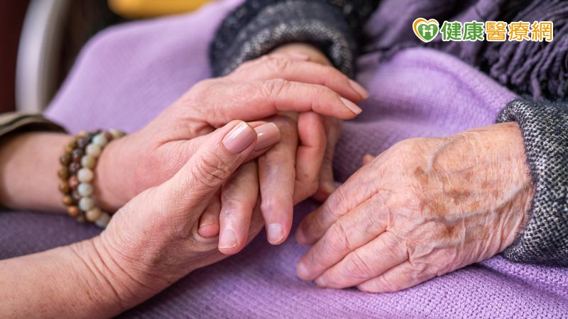 老老相顧成常態？英研究：中高齡者照顧他人時間過長　認知下降風險增