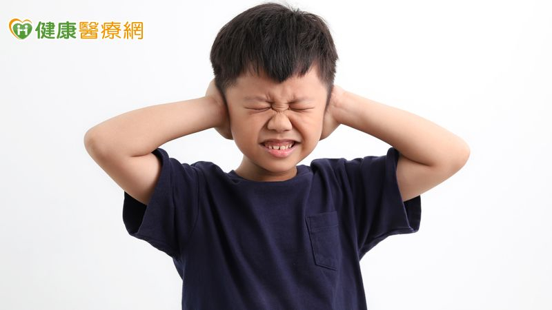 孩子感冒後突然變暴躁？耳朵可能出問題了　醫揭警訊