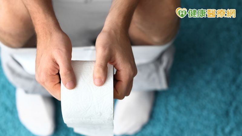 30多歲男血便誤認痔瘡竟是「直腸癌三期」術前TNT助重拾生機