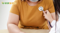 追蹤驚見胸腔腫瘤！63歲婦嚇壞以為癌復發　醫靠「1技術」揪真相