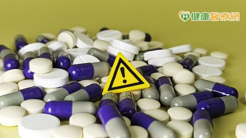 在接受 NOACs 治療的非瓣膜性心房顫動患者中，若合併使用 amiodarone、fluconazole、rifampin 或 phenytoin，相較於單獨使用 NOACs，和增加重大出血的風險有關。