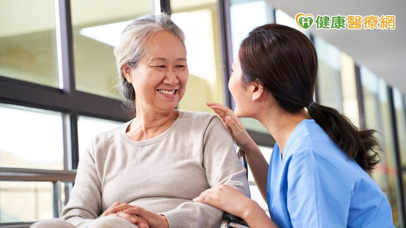 研究指出，75歲以上女性中，每3至4人就有1人罹患骨質疏鬆；若發生髖部骨折，不僅可能影響活動能力，也可能增加後續照護需求。