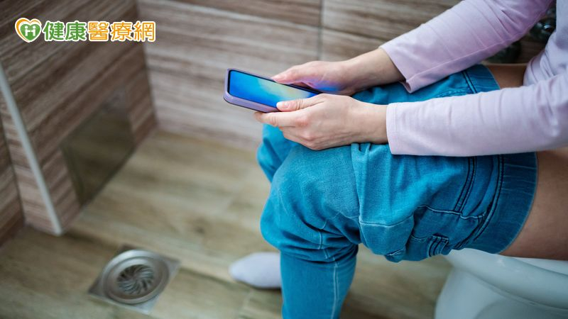 上廁所滑手機引發痔瘡　微創雷射治療緩解內外痔疼痛