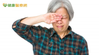 人工淚液點到角膜破皮　就醫才知元兇是乾眼症