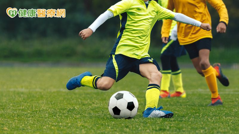 瘋足球小心「運動傷害」找上門　醫授正確「三溫暖冰熱敷」緩解痠痛