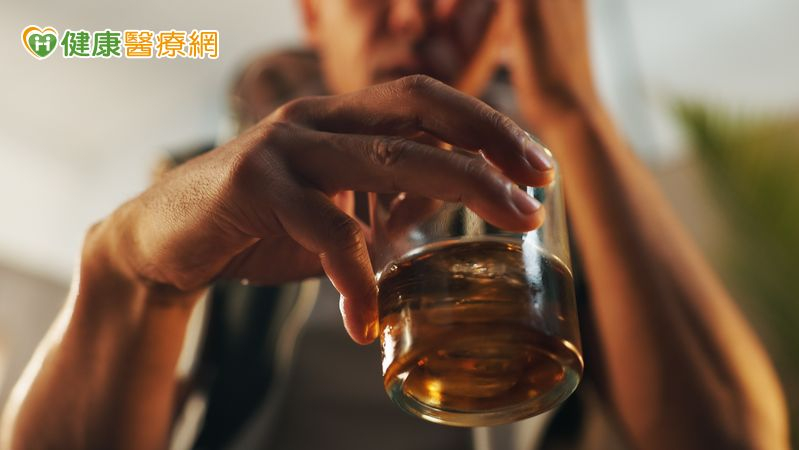 八人中就有一人「暴飲」！醫警告：增慢性病、癌症風險