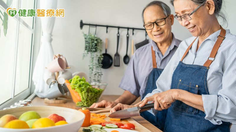 以製作早餐為例，看似只是數個食材的簡單組合，實際上必須同時掌握不同食材的處理方式與完成時間，考驗大腦如何安排順序與分配注意力。