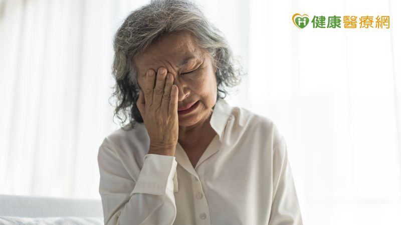 眼角冒不明水皰竟是皮蛇　醫點名「這些族群」是帶狀皰疹的高危險群