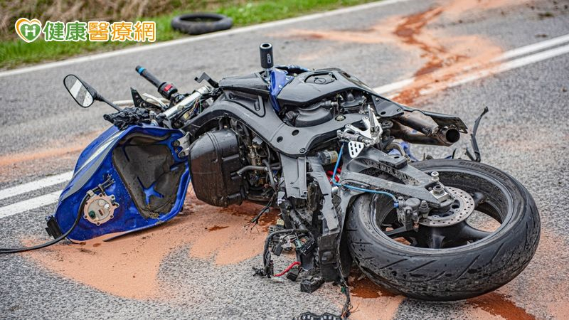 男大生車禍外傷多重骨折合併大出血 急重症醫護搶救重獲新生 男大生車禍外傷多重骨折合併大出血 急重症醫護搶救重獲新生