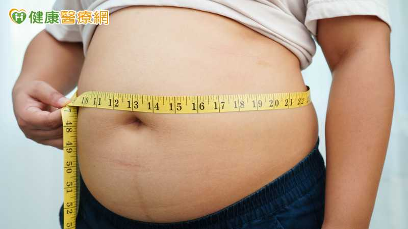 23歲「肚子大」確診中度脂肪肝　醫：肥胖、久坐、熬夜都是危險因子