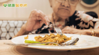 長輩「含飯不吞」別只看食物質地　研究：嗅覺刺激可能與吞嚥反應有關