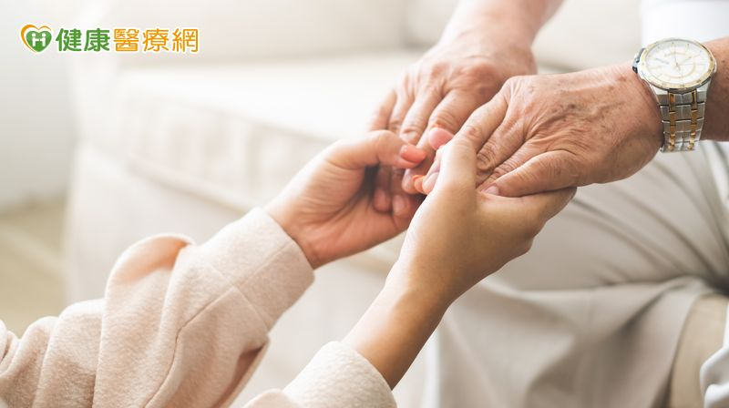 罹癌要跟年邁父母說嗎？癌症年輕化中年患者陷兩難 　醫：先思考2個問題