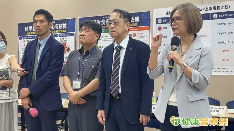 左起為台灣營養學會食品委員會召集人夏詩閔、中國醫藥大學附設醫院毒物科主任洪東榮、林口長庚醫院臨床毒物中心主任顏宗海、中華民國營養師公會全國聯合會理事長黃孟娟。