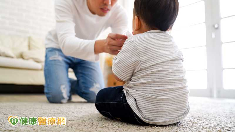 孩子變「魔鬼氈」黏踢踢？專家：多是正常發展　上學後有7現象要留意