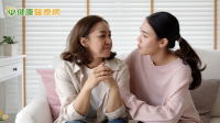 親友陷憂鬱焦慮該如何陪伴？這「五急救步驟」化解危機