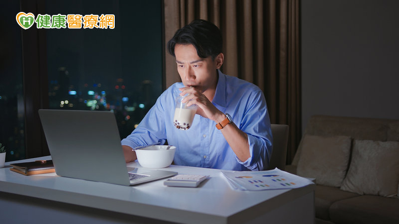 健檢才驚覺內臟脂肪超標？營養師：久坐、手搖飲恐釀代謝症候群