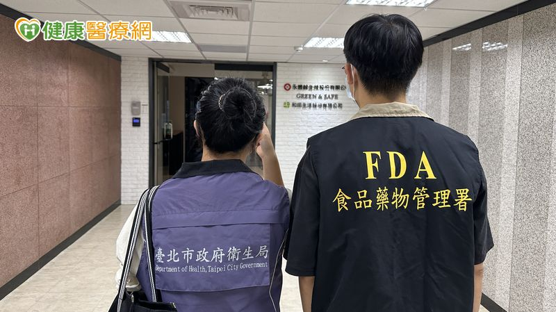 永豐餘生技股份有限公司自7月1日起出貨販售的「在地金花小菓苦茶油」，經自主送驗發現苯駢芘超標，台北市衛生局已要求該款苦茶油不分批號全面預防性下架。（圖 /北市衛生局提供）