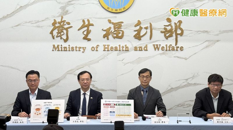 石崇良部長（左二）表示，本次事件所呈現的通報延遲、隱匿問題，未來將強化對通報時效性的要求，以及通報機構責任的擴大，涵蓋業者、檢驗單位等，針對隱匿、延遲通報情形則規劃提高罰鍰。