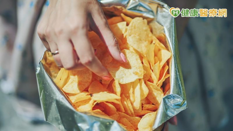 零食一口接一口停不下嘴？專家揭1原因讓大腦誤判熱量攝取　體重也悄悄升
