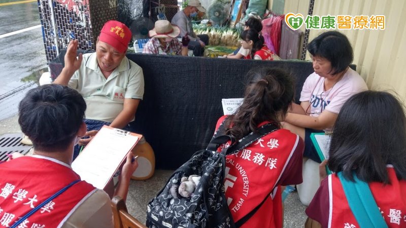 臺北醫學大學藥學推廣服務隊走入社區進行家庭訪視，了解居民的生活及健康需求。