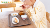 長輩缺牙咀嚼困難恐營養不良  符合「這二身分」可申請假牙補助