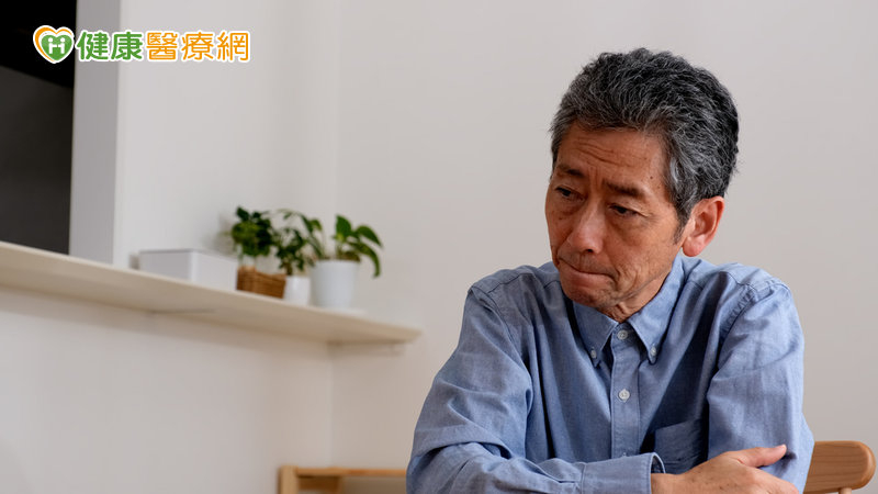 退休或孩子離家對爸爸而言，是頓失重心的人生大地震，變嘮叨或悶在家，其實是失落與求關注的訊號。