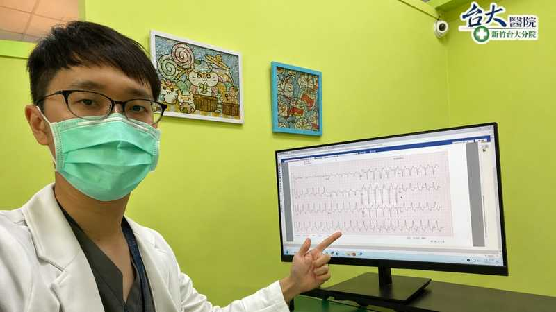 新竹台大分院小兒部兒科急診吳愷祐醫師表示，心電圖顯示兒童猛爆性心肌炎病人曾出現嚴重心律不整。（台大新竹醫院提供）