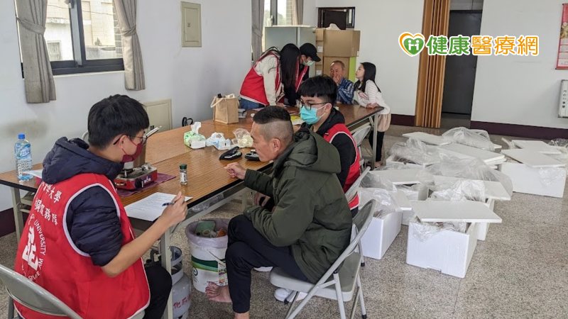 臺北醫學大學藥學推廣服務隊過往於服務地區發放物資，並透過活動傳遞健康知識。