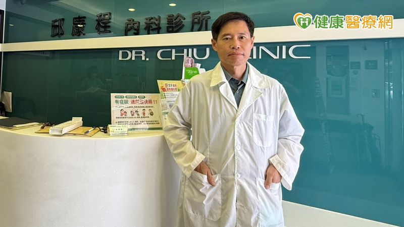 RSV初期症狀與一般感冒相似，可能出現流鼻水、鼻塞、喉嚨痛或輕微發燒，因此不少民眾誤以為只是普通感冒。
