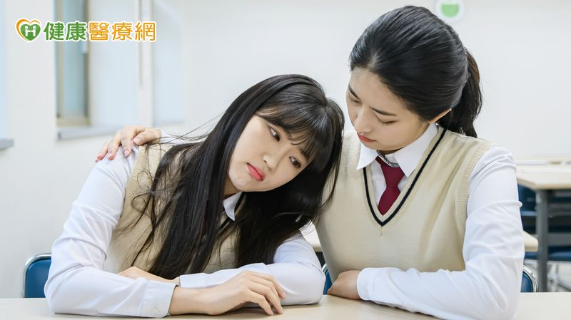研究揭青少年心理健康可能受同儕影響　專家籲「勿貼標籤」關心更重要