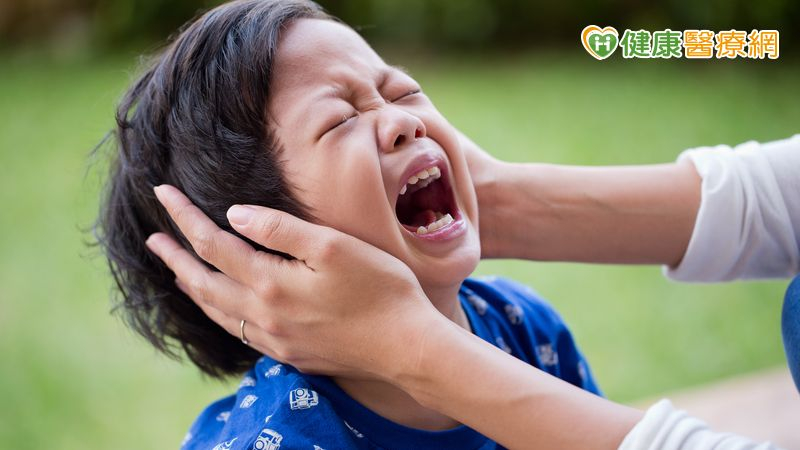 孩子一哭就忍不住生氣？專家揭父母煩躁真正原因