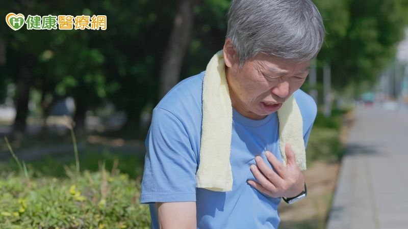 胸悶別以為忍忍就好！60歲男一查「3條心臟血管」幾乎全塞住