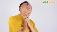  男誤吞架橋式假牙！卡在升結腸凹窩　醫師內視鏡「撒網」取出