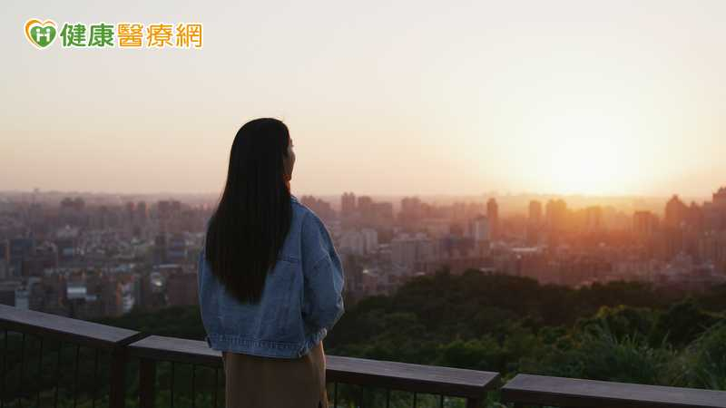 看夕陽為何能讓煩惱暫時退場？研究揭「敬畏感」效應　可能影響4面向