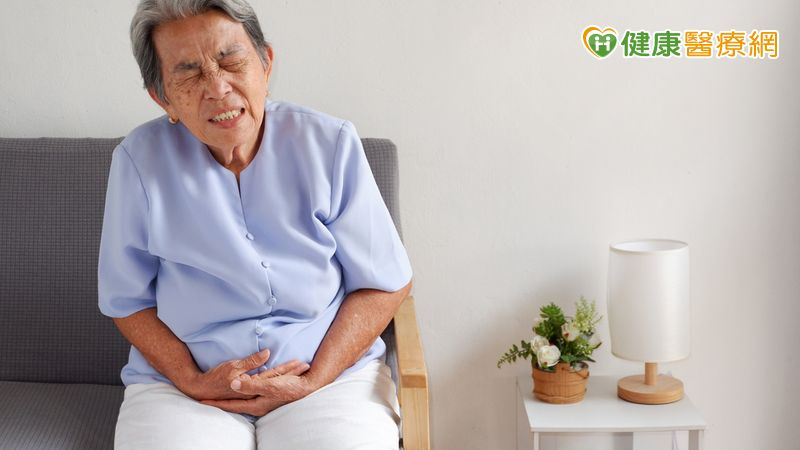 88歲嬤突右上腹劇痛！檢查揪「總膽管結石」阻塞　醫示警3大症狀