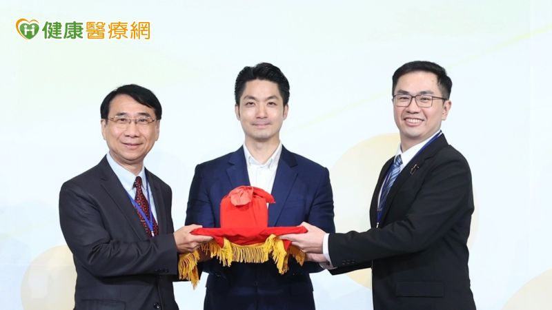 臺北市藥師公會第21、22屆理事長完成印信交接，由臺北市長蔣萬安擔任監交人，左為第21屆理事長尹岱智，中為臺北市長蔣萬安，右為新任第22屆理事長黃彥儒。