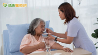 長輩「吸入性肺炎」怕嗆不敢多吃？醫：熱量不足可能與吞嚥功能退化有關 