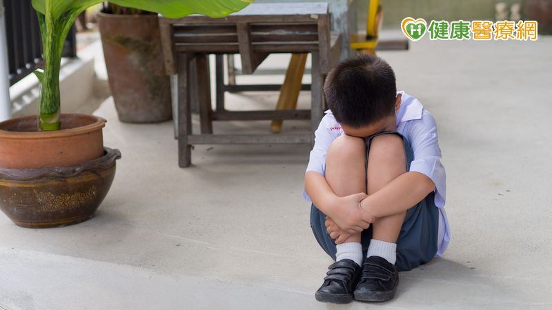 當孩子在被取笑或刺激時，表現出明顯的情緒反應，例如哭泣、生氣或慌張，反而可能讓霸淩者從中獲得‘反應回饋’，進而持續行為。
