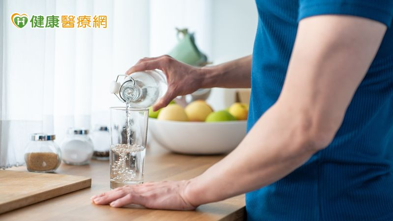 血尿、腰痛如刀割！竟是泌尿道結石作怪　醫揭解決痛點對策