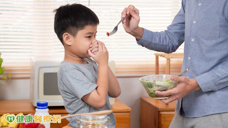 硬逼孩子把飯吃光？專家：長大恐難辨飽足感　與飲食失調有關